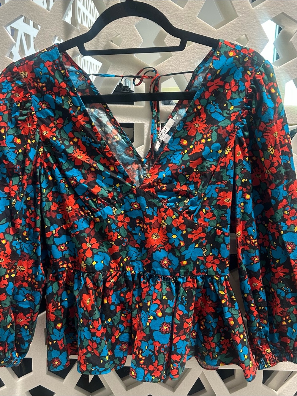 10 Crosby Derek Lam Black Floral Peplum Blouse with Red and Blue Flowers - Picture 1 of 3